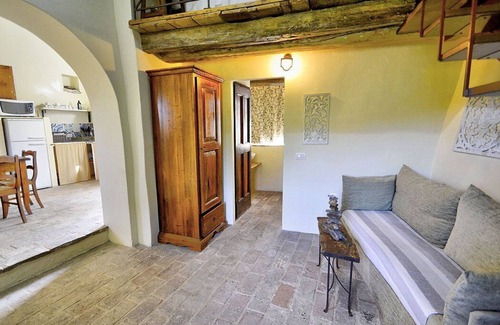 Umbertide Casa | Villa Cenobio D: A characteristic and welcoming apartment that is part of an ancient country house made of stone, with Free WI-FI.
