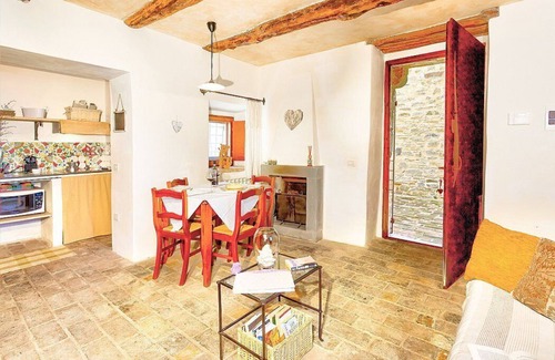 Umbertide Casa | Villa Cenobio E: A characteristic and welcoming apartment that is part of an ancient country house made of stone, with Free WI-FI.