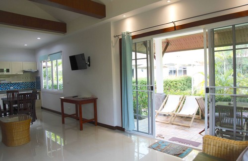 Ko Lanta Cabaña | Villa Chao Koh. Rodeado de vegetación y jardines tropicales.