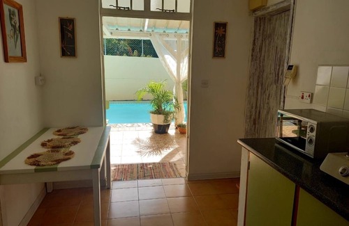 Bain Boeuf Apartamento | Parte de una villa con vistas directamente a la piscina.