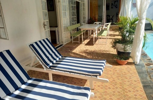 Bain Boeuf Apartamento | Parte de una villa con vistas directamente a la piscina.