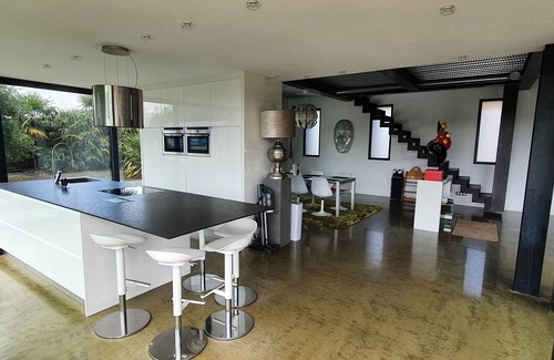 Liffre Casa | VILLA COMBINES MODERNITY AND STONES. IDEAL FOR FAMILY OR WORK