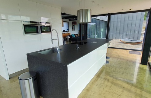 Liffre Casa | VILLA COMBINES MODERNITY AND STONES. IDEAL FOR FAMILY OR WORK