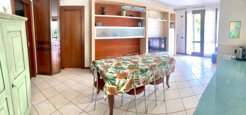 Garda Casa | Villa con ampio giardino esterno e piscina condominiale