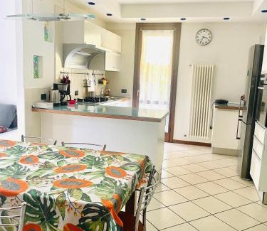 Garda Casa | Villa con ampio giardino esterno e piscina condominiale