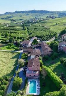 La Morra Casa | Villa con piscina e intera struttura a uso esclusivo casa del moré
