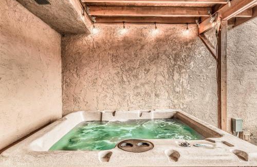 Ruidoso Apartamento | Villa Con Vista with Putting Green and Hot Tub!
