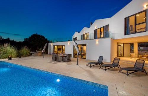 Baskoti Villa | Villa Corolan