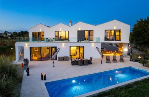Baskoti Villa | Villa Corolan