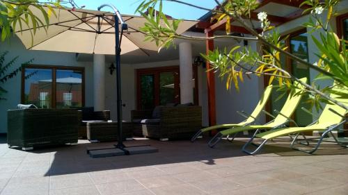 Gyorujbarat Villa | Villa Corvina