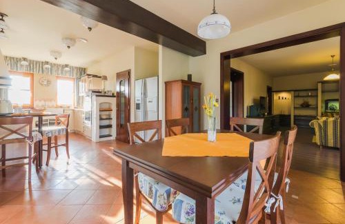 Gyorujbarat Villa | Villa Corvina