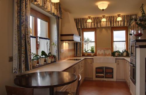 Gyorujbarat Villa | Villa Corvina