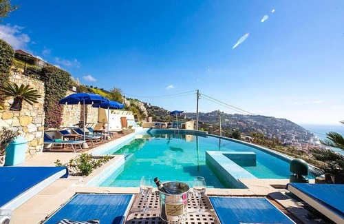 Ospedaletti Villa | Villa Cosmea: A charming and bright three-story villa which faces the sun and the sea, with Free WI-FI.
