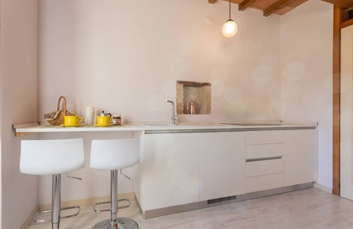 Sigillo Apartamento | Villa Costanzi: Comfy Apartment Below The Cucco