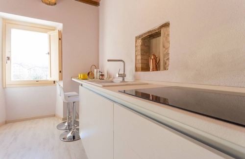 Sigillo Apartamento | Villa Costanzi: Comfy Apartment Below The Cucco