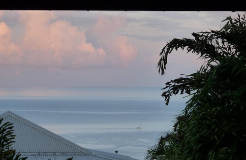 Deshaies Casa | Villa Creole piscina con vistas al mar se elevó la cabaña