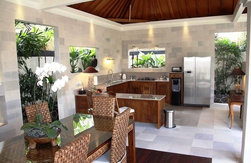 Sunset Road Villa | Villa Dayak Bali, un lujoso resort tropical en el corazón de Seminyak