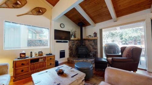 Mammoth Lakes Casa | Villa De Los Pinos Year-Round Activities Nearby Shopping & Restaurants