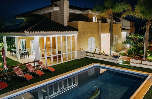 Playa de Almarda Chalet De Esquí | Villa de Lujo de 7 hab. 470 m2.con Piscina. Parcela de 1,000 m2. Playa Corinto.