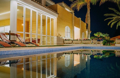 Playa de Almarda Chalet De Esquí | Villa de Lujo de 7 hab. 470 m2.con Piscina. Parcela de 1,000 m2. Playa Corinto.