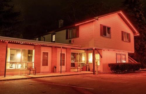 Charlevoix Hotel | Villa De Moderne - adoba Inn Charlevoix