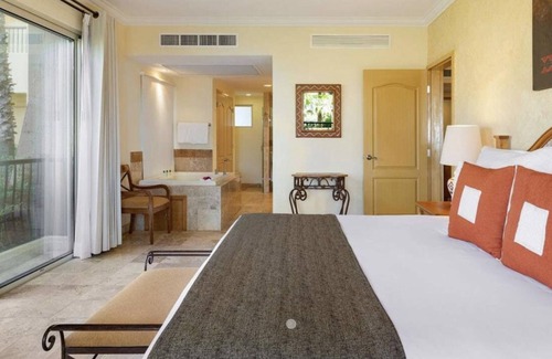 Centro Complejo | Villa Del Arco located on the pristine Medano Beach