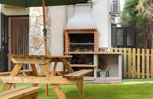 Navahermosa Villa | 'Villa Del Monte Casa Rural' con vistas a la montaña, Wi-Fi y aire acondicionado