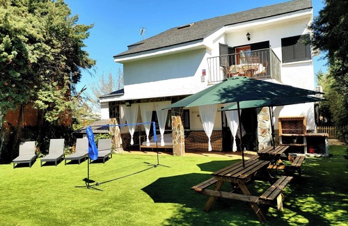 Navahermosa Villa | 'Villa Del Monte Casa Rural' con vistas a la montaña, Wi-Fi y aire acondicionado