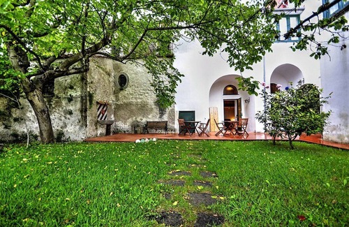 Calvanico Villa | Villa delle Signorine: Una elegante y acogedora villa de tres pisos situada en una zona tranquila.