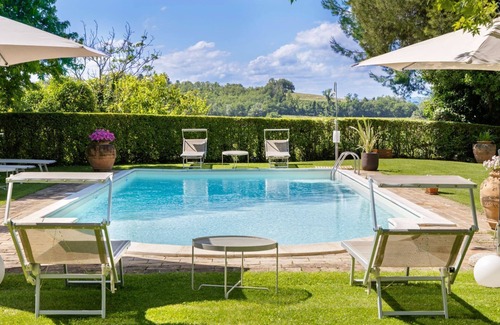 Novilara Villa | Villa delle Vigne, villa con gran jardín y piscina, cerca de la costa del Adriático
