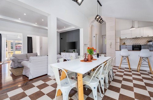 Tugare Villa | ¡NUEVO! VILLA DELMATI con pista de tenis, piscina con hidromasaje, 5 dormitorios