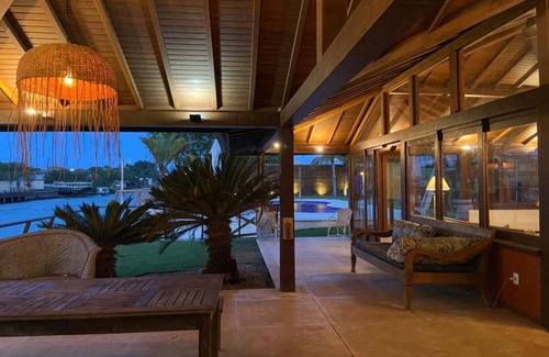 Marina Casa | Villa Dera Búzios: Conforto y Lujo en 6 suites frente al Canal.