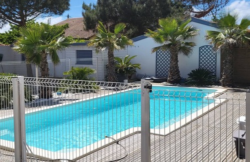 Biscarrosse Plage Villa | Villa Dune Fleurie, swimming pool, 18 pers, 8 bedrooms. 4 bathrooms, 4 WCs, 300 m from the beach