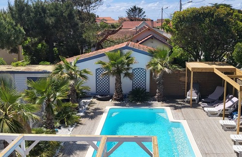 Biscarrosse Plage Villa | Villa Dune Fleurie, swimming pool, 18 pers, 8 bedrooms. 4 bathrooms, 4 WCs, 300 m from the beach