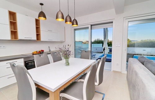Drace Villa | Villa E & D - Four-Bedroom Villa with Pool and Patio - VIlla D