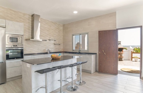 Barbate Casa | Villa 'El Olivar 1' con vistas a la montaña, Wi-Fi y aire acondicionado