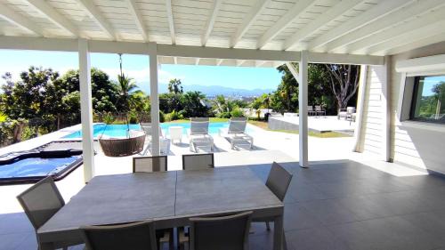 Les Abymes Villa | VILLA ELA - Jolie villa avec piscine chauffée et jacuzzi