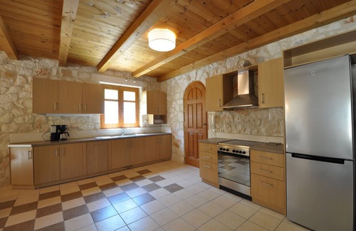 Akrotiri Villa | Villas Jootiq. ¡Combina el concepto tradicional de piedra con la comodidad suprema!