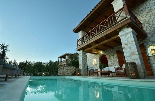Akrotiri Villa | Villas Jootiq. ¡Combina el concepto tradicional de piedra con la comodidad suprema!
