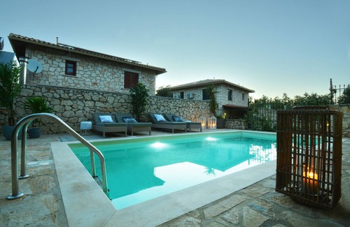 Akrotiri Villa | Villas Jootiq. ¡Combina el concepto tradicional de piedra con la comodidad suprema!