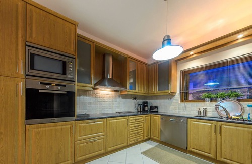 Alikanas Villa | Hermosa villa de 4 dormitorios para 8 personas con A / C en el paseo marítimo