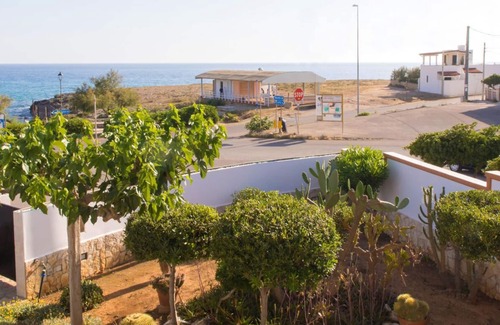 Capilungo Villa | Villa Eleonora Capilungo sea front with pool