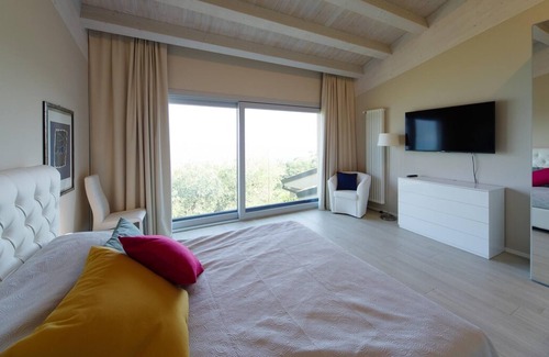 Frader Villa | Villa 'Elysium' with Lake View, Wi-Fi and Air Conditioning