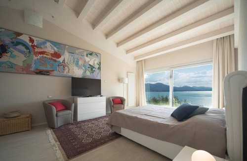 Frader Villa | Villa 'Elysium' with Lake View, Wi-Fi and Air Conditioning