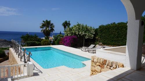Sant Lluis Villa | Villa en primera linea de mar cerca de Binibeca