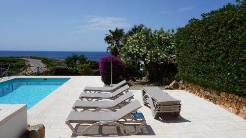 Sant Lluis Villa | Villa en primera linea de mar cerca de Binibeca