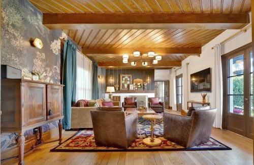 Alamitos Beach Casa | Villa Encanto- LUXE Spanish Villa with 6 KING Bedrooms, Courtyard and New Game Room