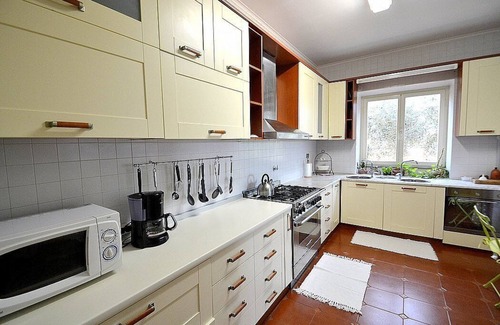 Zona LIV La Giustiniana Villa | Villa Eos: una acogedora villa de dos pisos rodeada de vegetación.