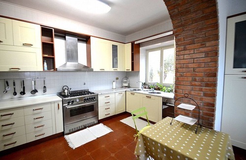 Zona LIV La Giustiniana Villa | Villa Eos: una acogedora villa de dos pisos rodeada de vegetación.