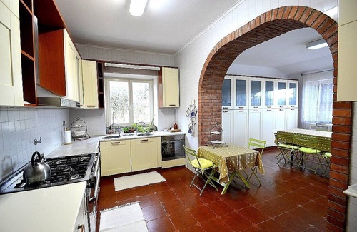 Zona LIV La Giustiniana Villa | Villa Eos: una acogedora villa de dos pisos rodeada de vegetación.